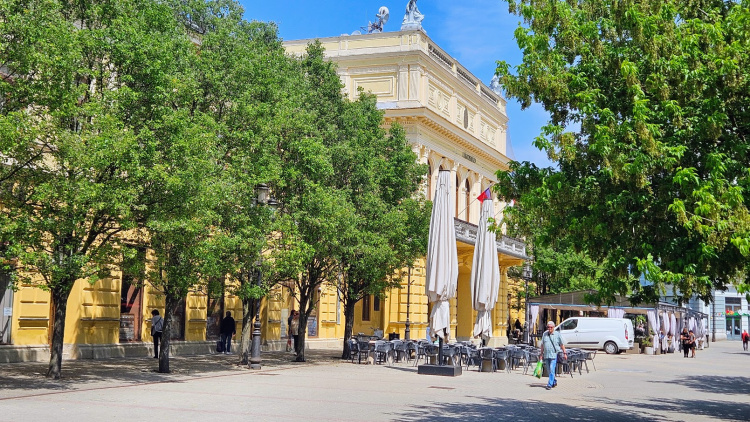 A nyíregyházi városháza főbejárati homlokzata a Kossuth tér felől